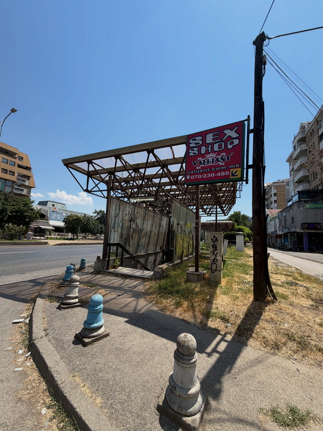 britanec-koj-posetil-160-drzhavi-voodusheven-od-makedonija-najdov-seks-shop-pod-ulica-kolku-chudno-mesto-go-obozhavam-skopje-09.jpg