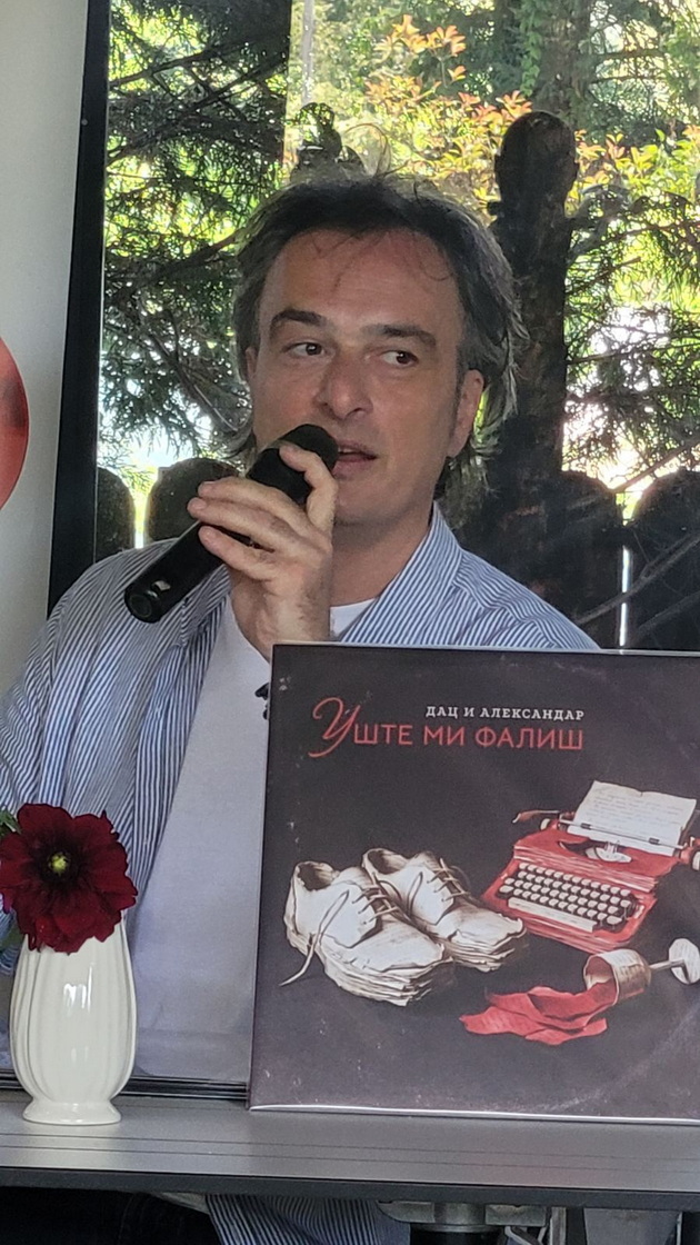 dac-i-aleksandar-promoviraa-plocha-posthumno-mu-podarija-vinilka-na-dragan-b-kostikj-ja-napravija-crvena-kako-bojata-na-ljubovta-02.jpg