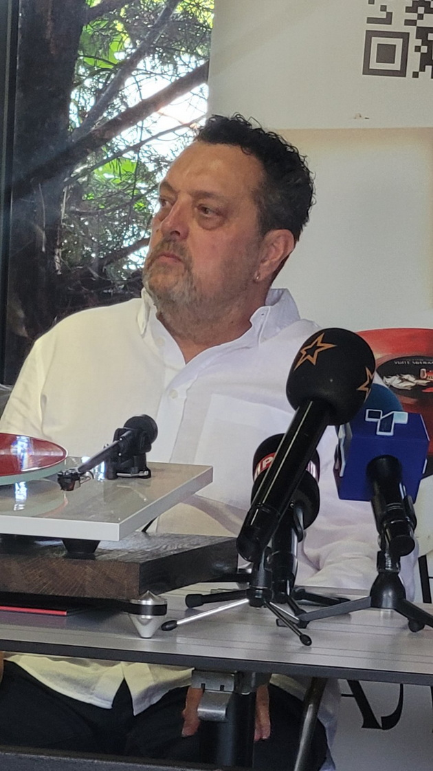 dac-i-aleksandar-promoviraa-plocha-posthumno-mu-podarija-vinilka-na-dragan-b-kostikj-ja-napravija-crvena-kako-bojata-na-ljubovta-04.jpg