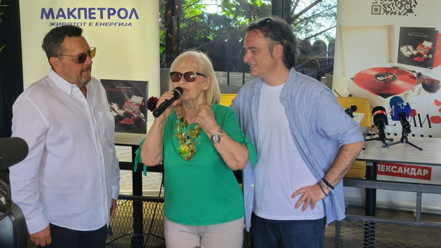 dac-i-aleksandar-promoviraa-plocha-posthumno-mu-podarija-vinilka-na-dragan-b-kostikj-ja-napravija-crvena-kako-bojata-na-ljubovta-07.jpg