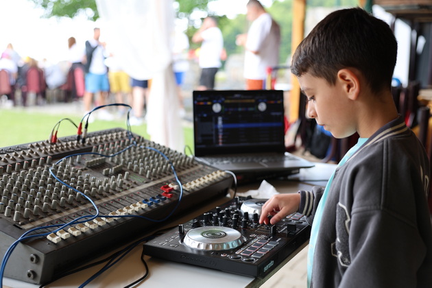 gorjan-8-od-tetovo-pushtashe-muzika-na-d-festival-pochnav-na-6-godini-se-kachuvav-na-gajba-da-stignam-do-miksetata-03.JPG