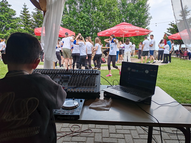 gorjan-8-od-tetovo-pushtashe-muzika-na-d-festival-pochnav-na-6-godini-se-kachuvav-na-gajba-da-stignam-do-miksetata-11.jpg