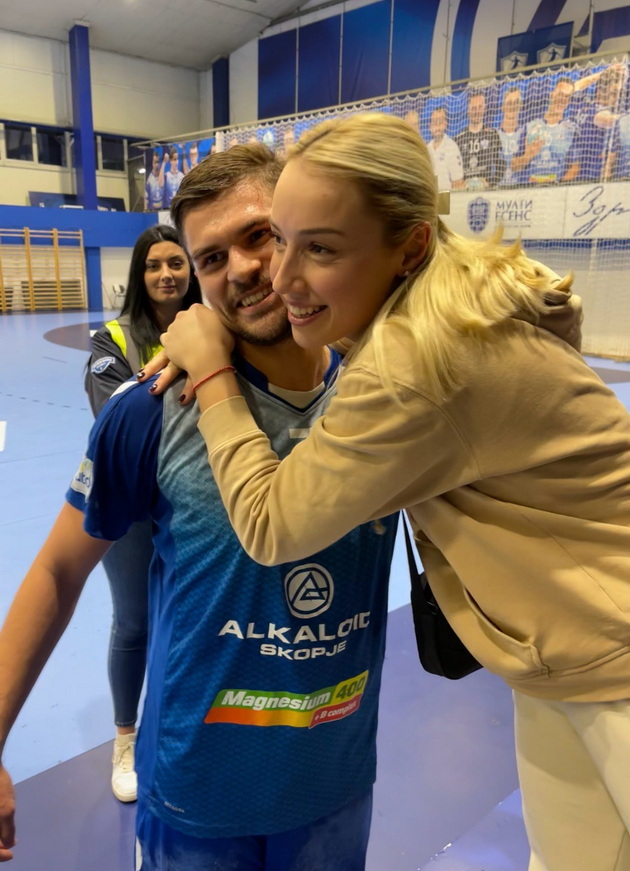 ljubovnata-prikazna-na-martin-serafimov-i-jana-kalajdjievska-se-zapoznavme-vo-rakometen-kamp-se-zaljubiv-gledajkji-go-so-topkata-vo-raka-08.jpg