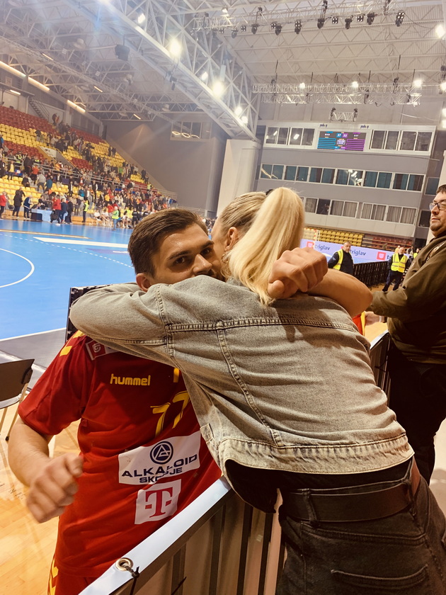 ljubovnata-prikazna-na-martin-serafimov-i-jana-kalajdjievska-se-zapoznavme-vo-rakometen-kamp-se-zaljubiv-gledajkji-go-so-topkata-vo-raka-14.jpg