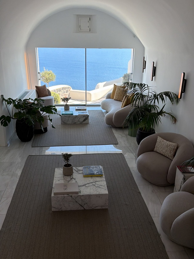 ljupka-mitrova-na-odmor-vo-luksuzen-apartman-se-soncha-gola-so-chasha-vino-sovrshen-pogled-kon-moreto-04.jpg