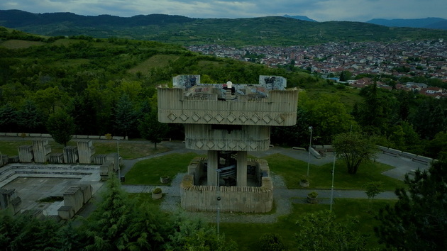 makedonskata-brutalistichka-arhitektura-kako-scena-za-elektronska-muzika-nashiot-dulelud-go-pretstavi-prviot-set-od-noviot-serijal-04.jpg