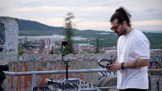 makedonskata-brutalistichka-arhitektura-kako-scena-za-elektronska-muzika-nashiot-dulelud-go-pretstavi-prviot-set-od-noviot-serijal-06.jpg