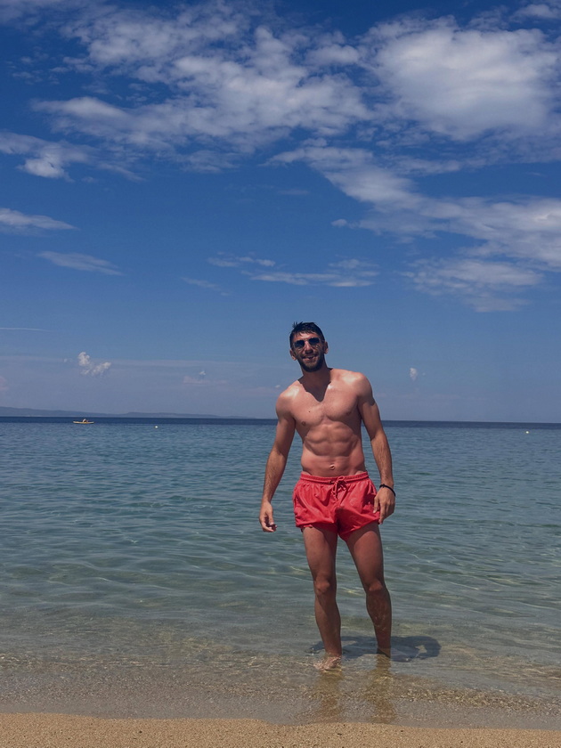 muskulesti-tela-i-fit-forma-koi-poznati-makedonci-izdominiraa-na-plazha-ova-leto-06.jpg
