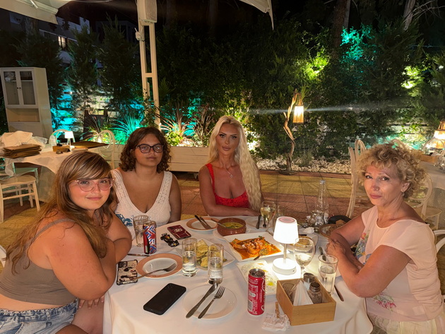 na-odmor-so-agnesa-vo-nea-mudanja-bev-so-kjerkite-i-majka-mi-vechera-so-morsko-vo-taverna-chineshe-55-za-chetvorica-09.jpg