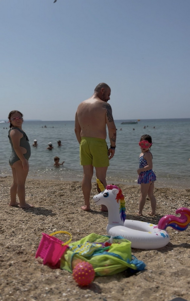 na-odmor-so-shef-nikola-vo-nea-flogita-si-nosime-chador-i-lezhalki-na-plazha-sekoja-vecher-vozime-rolerki-06.jpg
