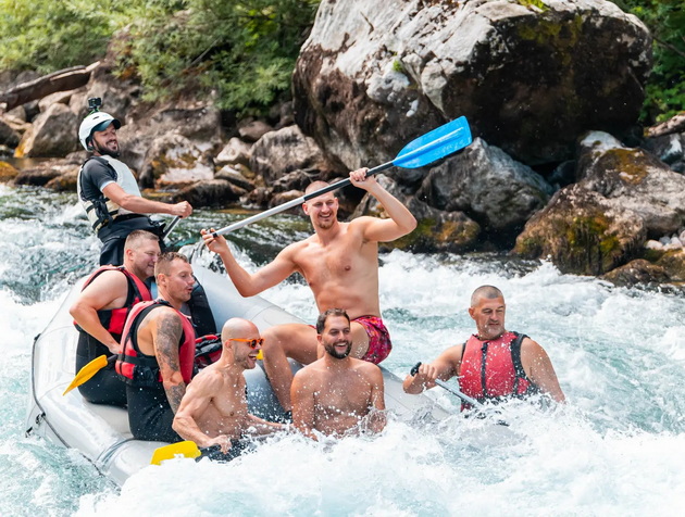 nikola-jokikj-i-pokraj-milionite-gi-nosi-kjerkite-na-gradski-bazen-za-100-denari-i-jade-od-plastichni-sadovi-na-planina-07.jpg