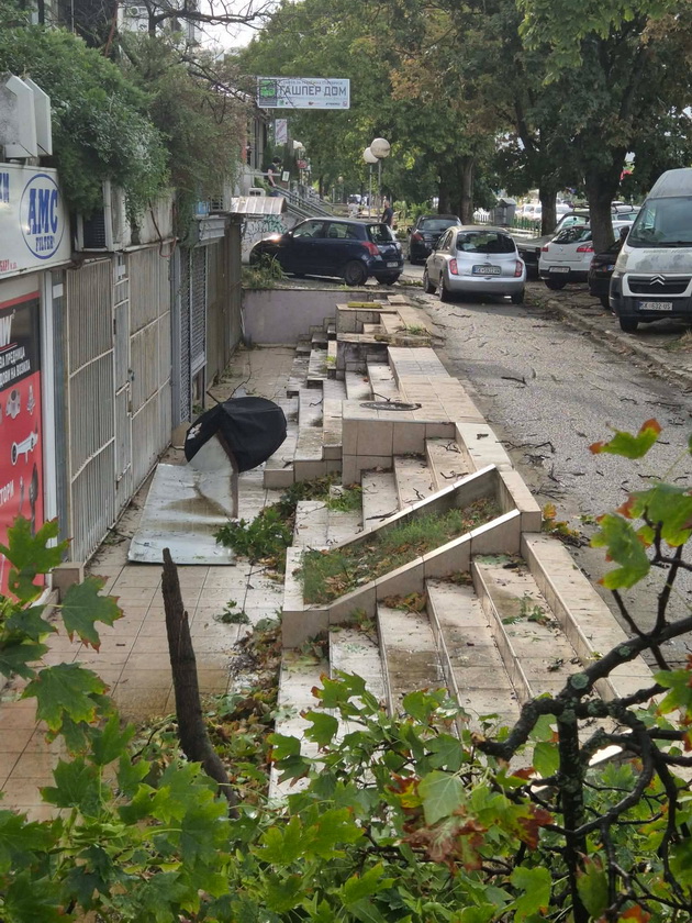 padnati-semafori-skrsheni-drvja-letaa-masi-i-krovovi-silniot-veter-napravi-pustosh-vo-skopje-06.jpg