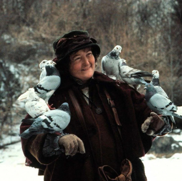 pochina-akterkata-brenda-friker-poznata-kako-bezdomnichkata-so-ptici-od-home-alone-04.jpg