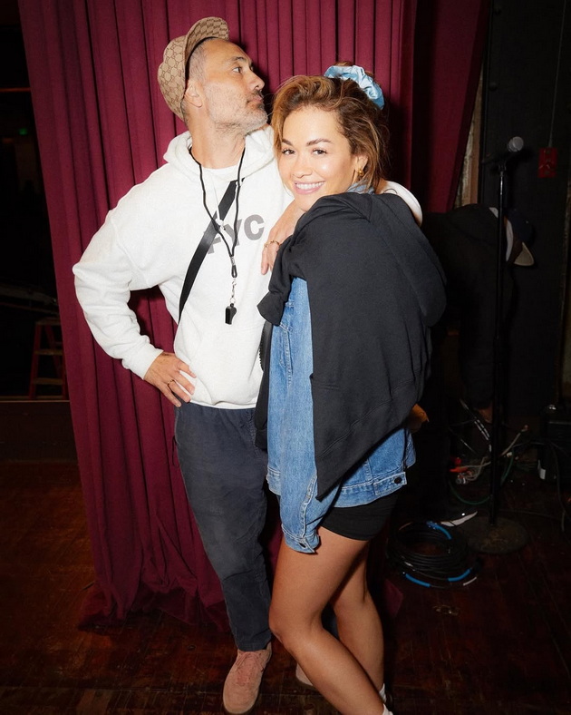 rita-ora-za-crnobelo-ponekogash-razmisluvam-kakov-bi-mi-bil-zhivotot-da-ostanev-na-balkanot-a-soprugot-sekoj-den-uspeva-da-me-nasmee-04.jpg