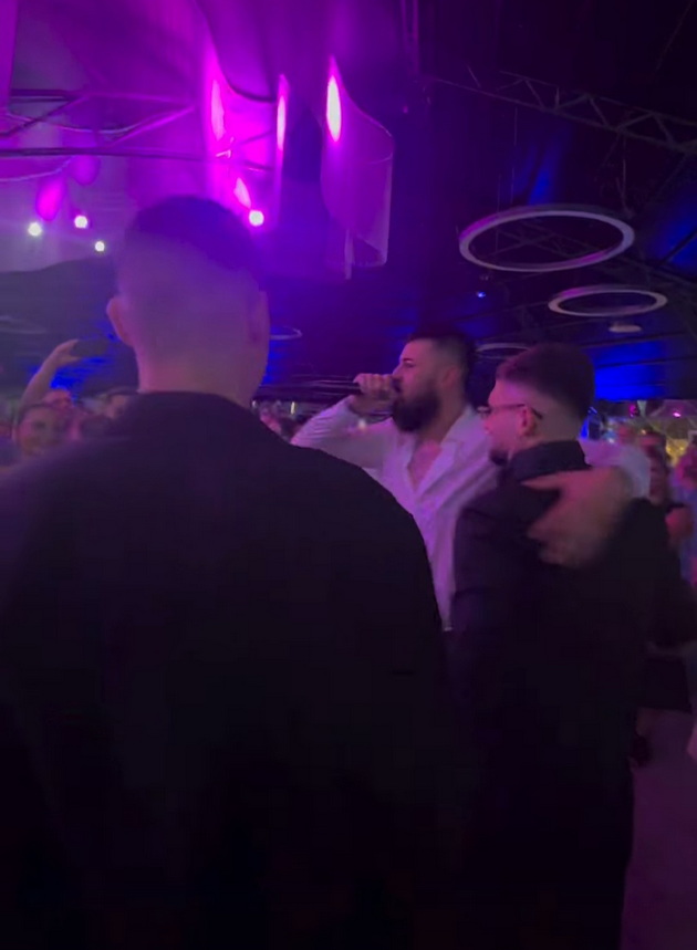 se-ozheni-tajzi-nevestata-vo-bajkovita-venchanica-cela-estrada-mu-dojde-na-svadba-peeshe-so-slatkar-pajak-2bona-17.jpg