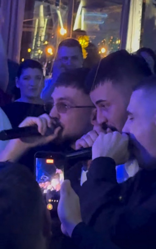 se-ozheni-tajzi-nevestata-vo-bajkovita-venchanica-cela-estrada-mu-dojde-na-svadba-peeshe-so-slatkar-pajak-2bona-27.jpg