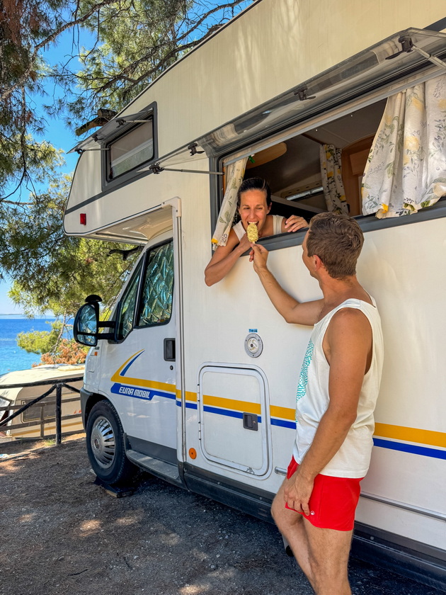 srpski-par-so-bebe-letuvashe-27-dena-vo-7-kampa-niz-grcija-plativme-800-skoro-vo-site-se-doplakja-prikluchok-za-struja-06.jpg