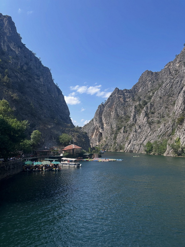 svetskata-teniserkata-jelena-dokikj-dojde-vo-skopje-so-dechkoto-voodushevena-od-stara-charshija-matka-ploshtad-07.jpg