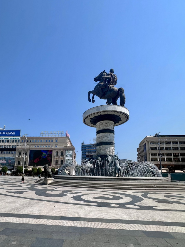 svetskata-teniserkata-jelena-dokikj-dojde-vo-skopje-so-dechkoto-voodushevena-od-stara-charshija-matka-ploshtad-10.jpg