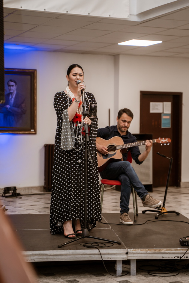 unikatna-modna-revija-na-ivana-knez-vo-skopska-biblioteka-taa-slikashe-na-svoite-kreacii-se-chitashe-poezija-10.jpg
