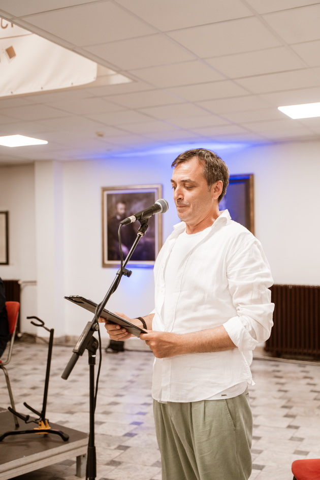 unikatna-modna-revija-na-ivana-knez-vo-skopska-biblioteka-taa-slikashe-na-svoite-kreacii-se-chitashe-poezija-28.jpg