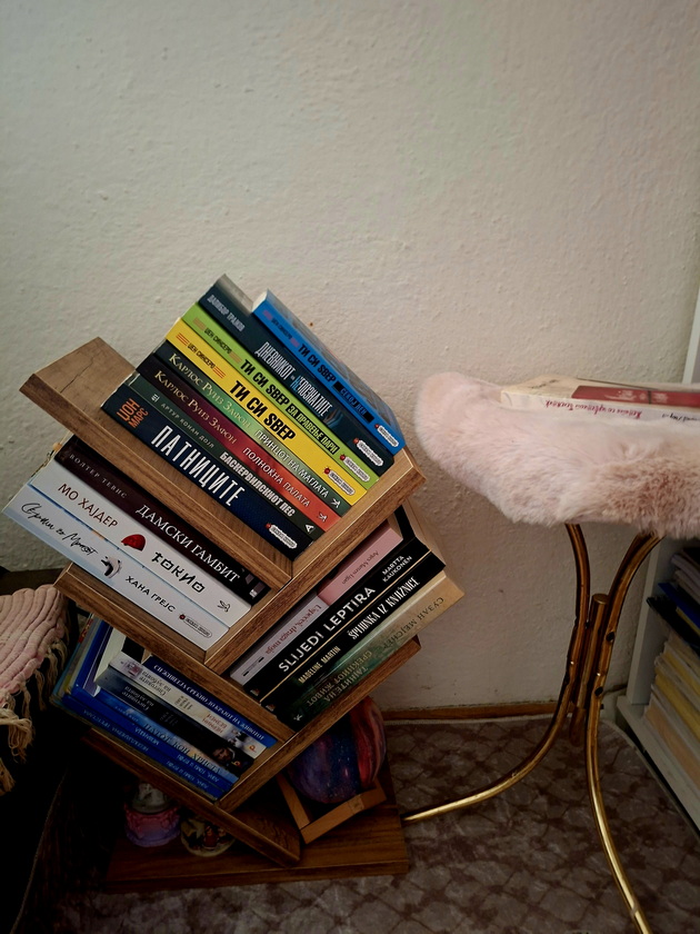 viktorija-od-kichevo-majka-mi-me-zachleni-vo-biblioteka-na-10-godini-imam-nad-500-knigi-koi-mi-se-omileni-05.jpg