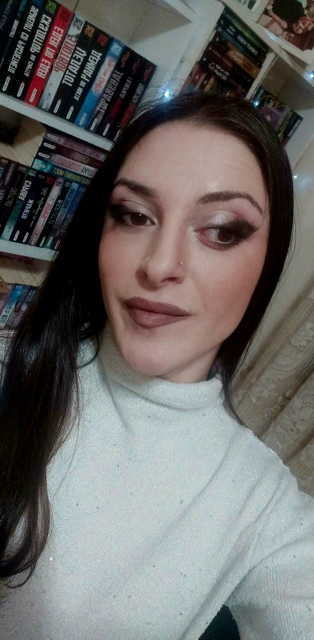 viktorija-od-kichevo-majka-mi-me-zachleni-vo-biblioteka-na-10-godini-imam-nad-500-knigi-koi-mi-se-omileni-19.jpeg