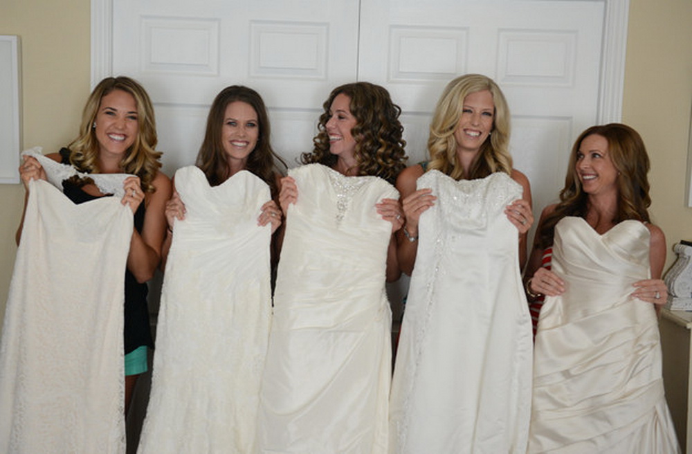 Между 5 сестер. Фотосессия 5 сестер. Пять девушек в свадебном платье. Фотосессия сестёр пятерых. Сестры в платьях.