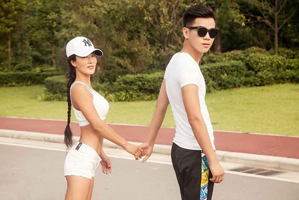 Asian young outdoor crunchboy