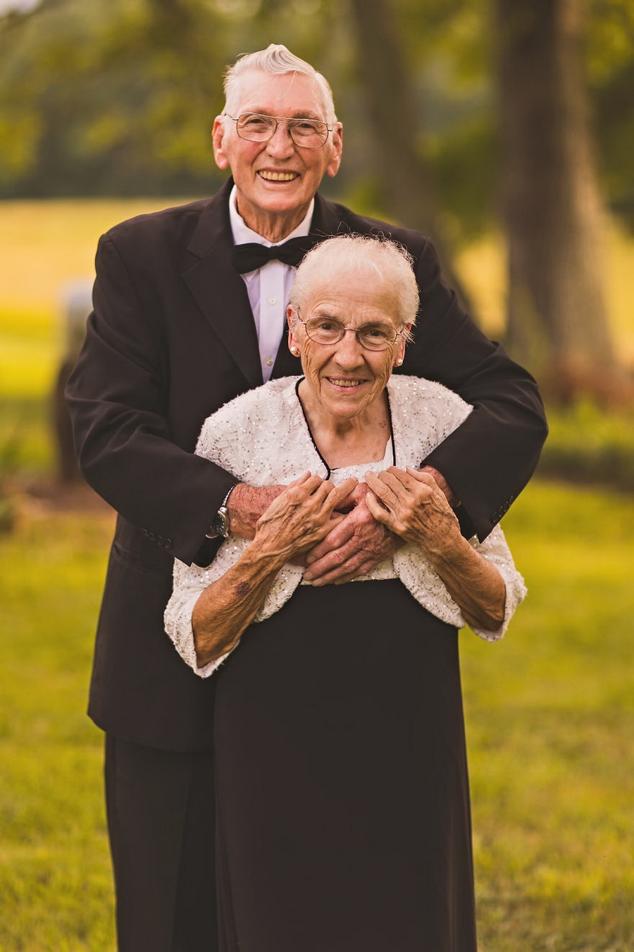 Муж и жена пенсионеры. Пожилые люди. Пожилые пары. Пожилые влюбленные пары. Пары в старости.