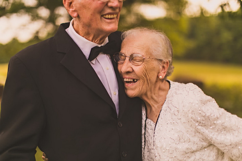 Старики живущие с молодыми. Пожилые люди. Счастливые пожилые пары. Красивые старики. Влюбленная пожилая пара.