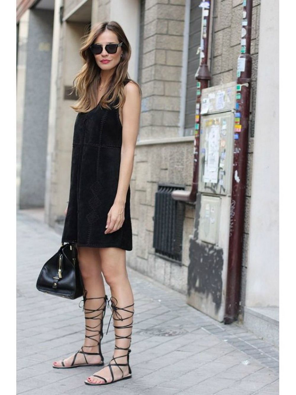 Lace wears. Черное платье с босоножками. Черное платье с сандалями. Образы с платьем. Черное платье и босоножки.