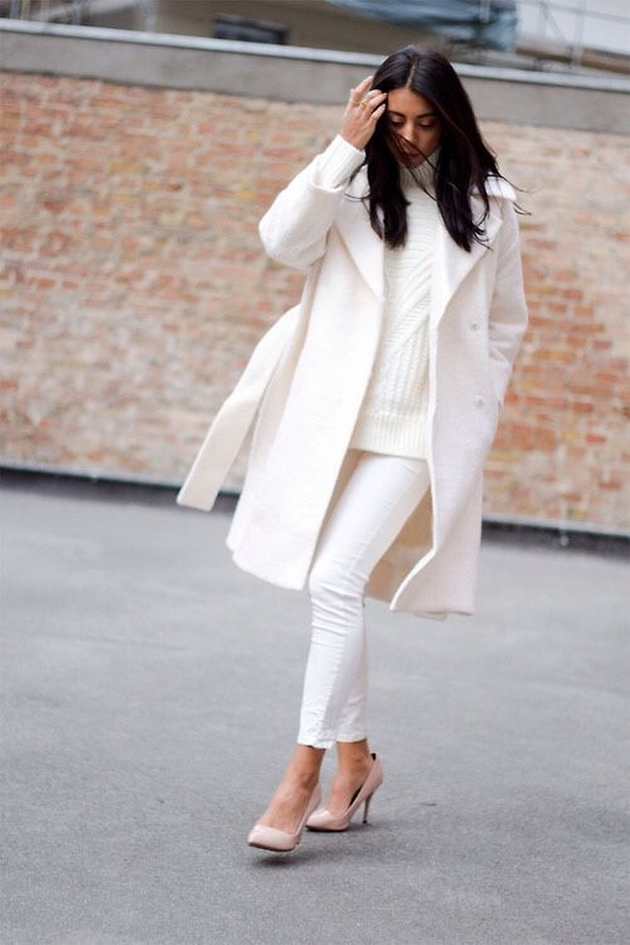 Женщины в белом пальто. Баленсиага пальто белое. Стильное пальто. Элегантное белое пальто. Шикарное белое пальто.