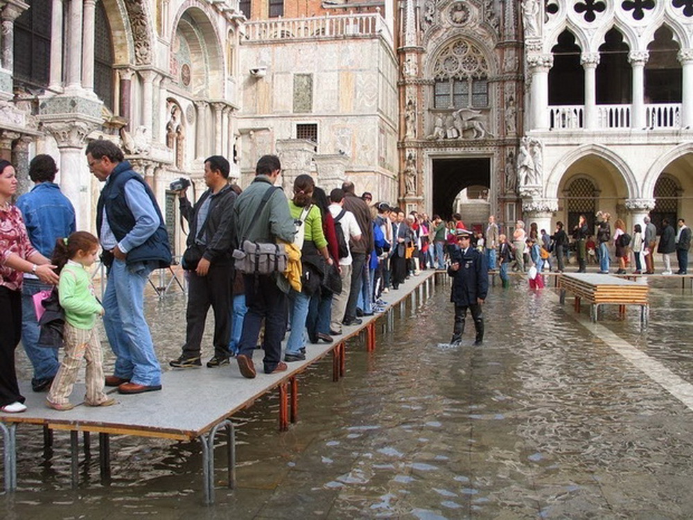 Время в италии часов. Аква Альта в Венеции. Италия в ноябре. Венеция Италия сегодня. Озеро Гарда в Италии наводнение.
