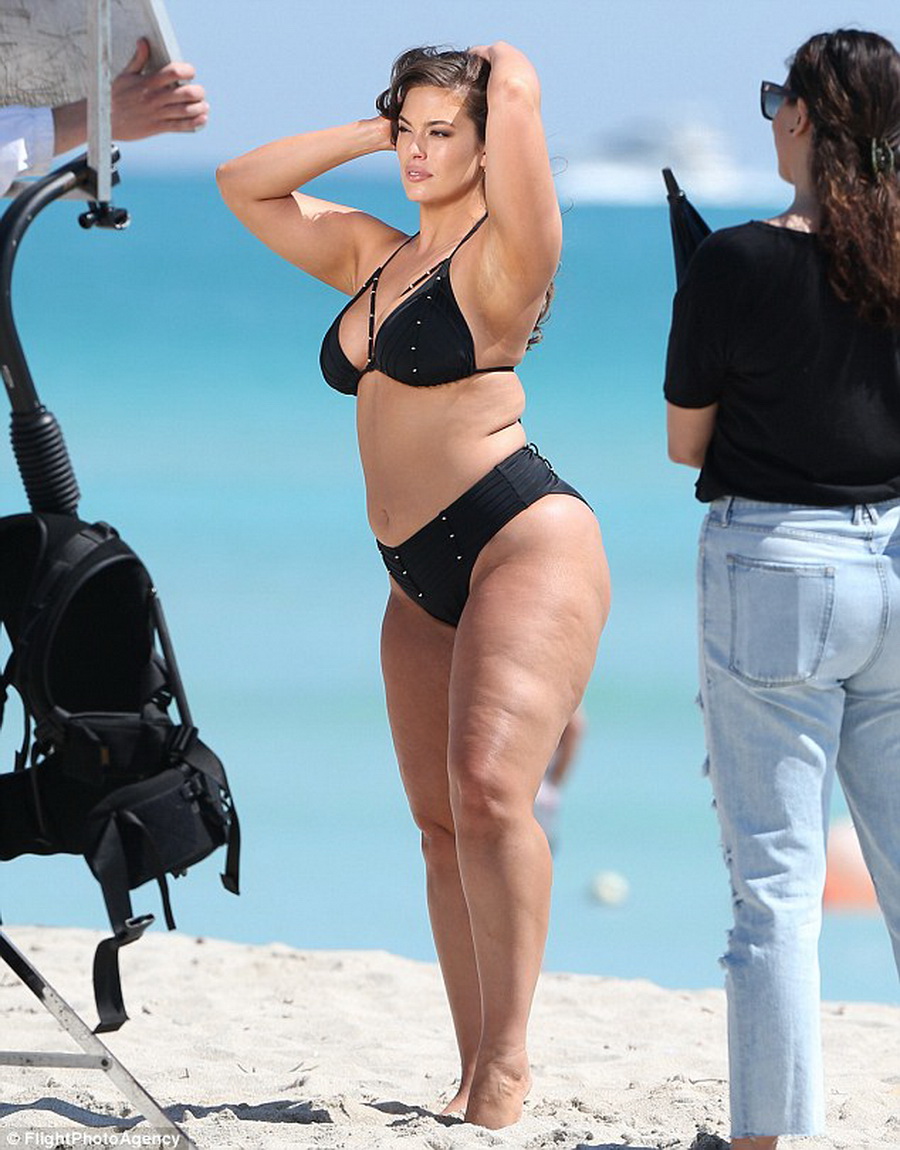 Девушка с толстыми ляжками. Эшли Грэм. Эшли Грэм целлюлит. Эшли Грэм на пляже в Майами. Эшли Грэм в купальнике без фотошопа.