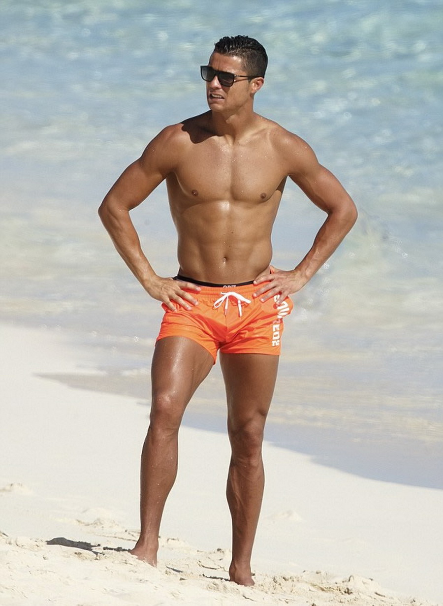 Накаченный на пляже. Cristiano Ronaldo в шортах. Криштиану Роналду торс. Криштиану Роналду в полный рост.