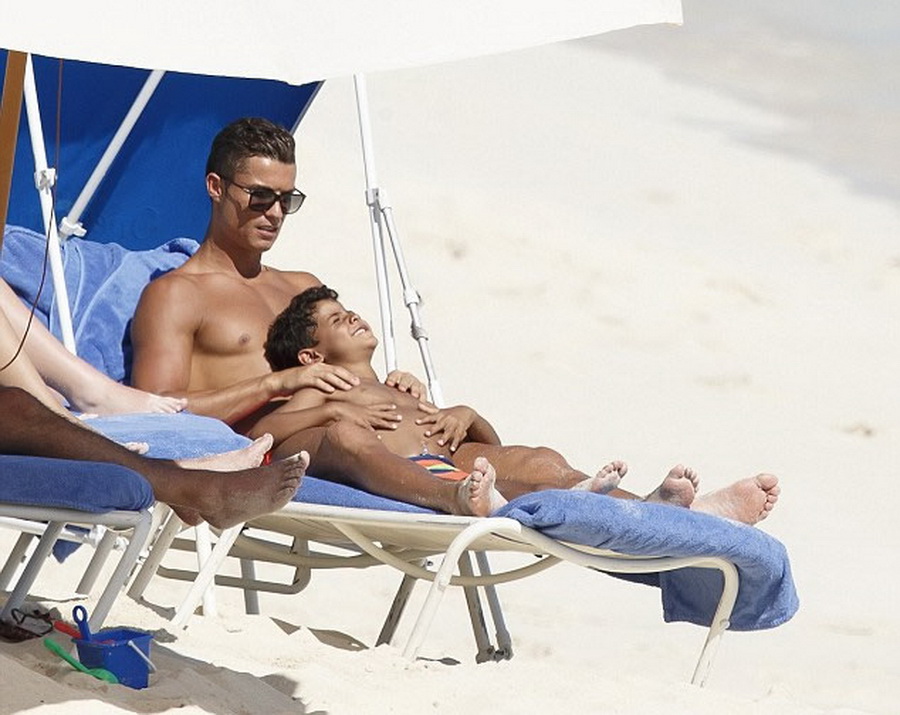 Кристијано Роналдо одмара на Бахамите со својот 5-годишен син (фото) .
