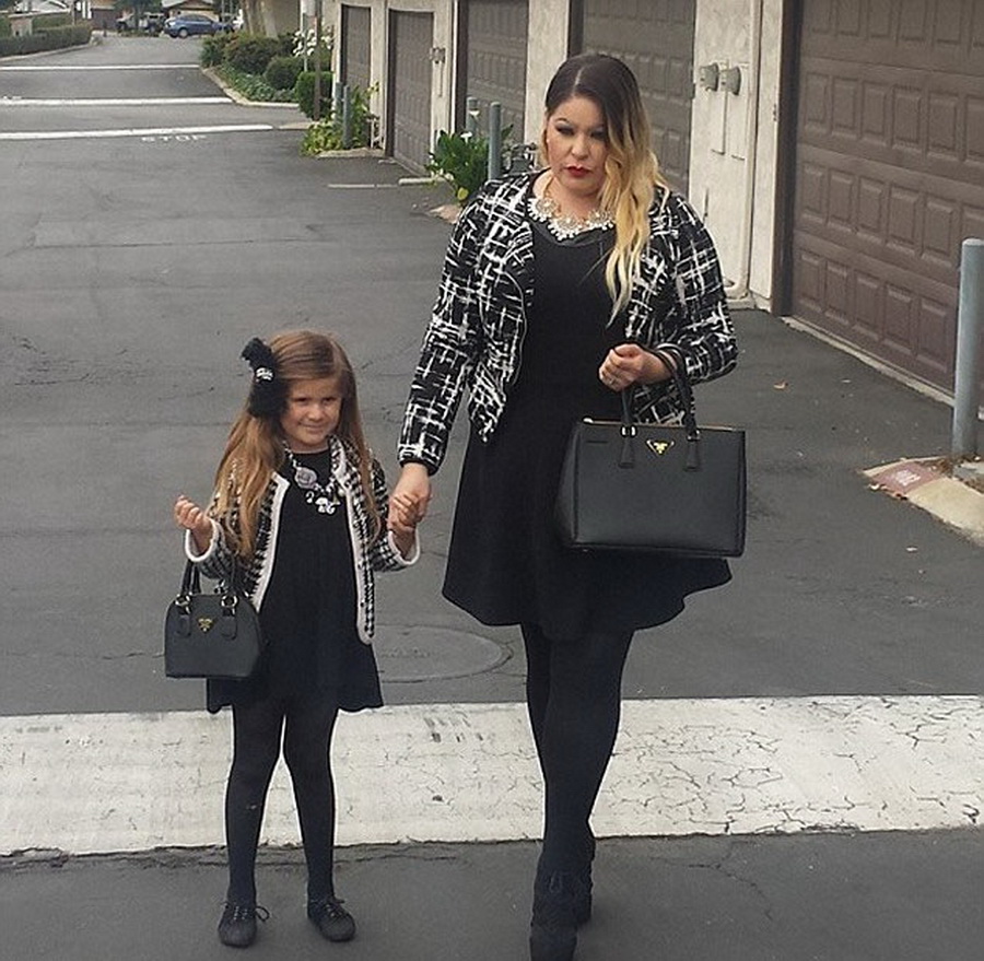 35 летние мамы. Дочь одевается. Semee с дочкой. Instagram дочь. Блоггер с дочкой Есенией.