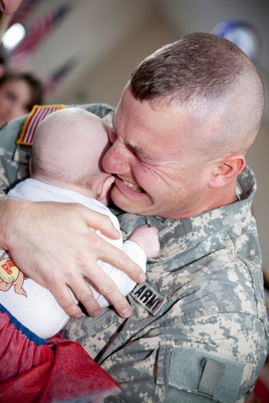 Самый душераздирающий. Военный с ребенком. Солдат обнимает ребенка. Трогательные военные. Военный с ребенком на руках.