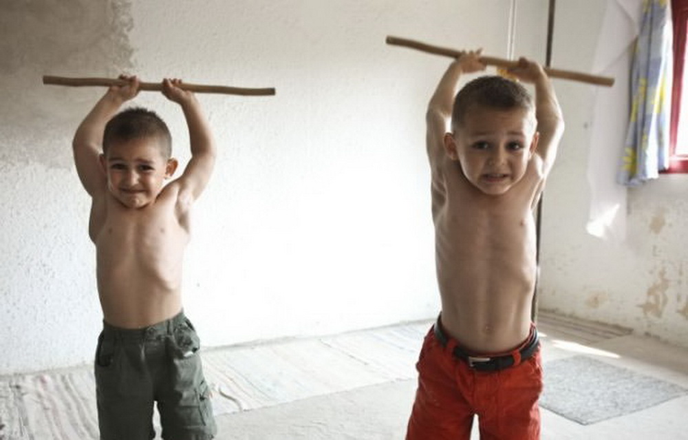 Слабый мальчики сильный мальчик. Джулиано строе с братом. Джулиано Румыния. Сильный мальчик.