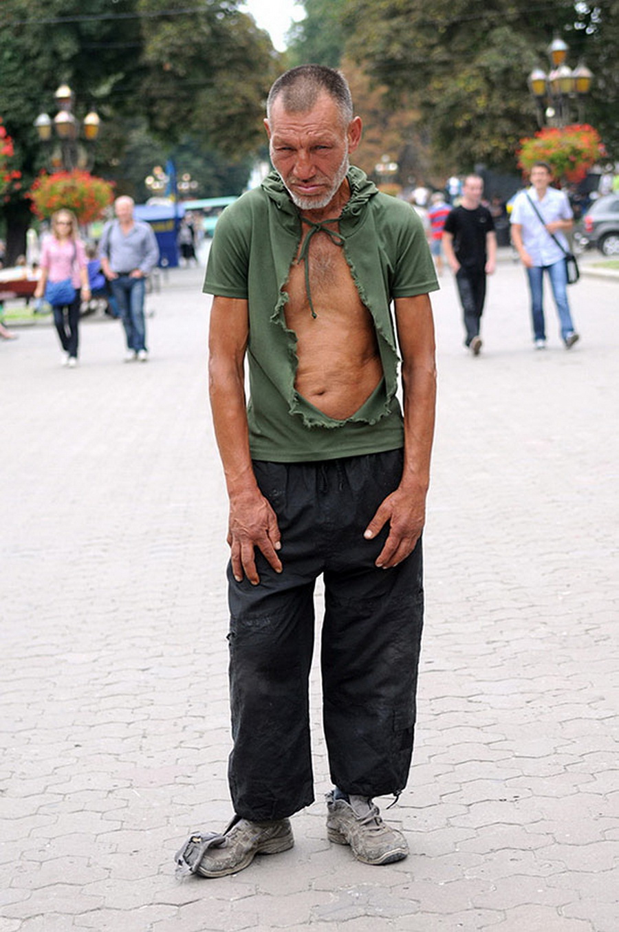 Одежда нищего 6 букв. Модный бомж Славик. Славик — самый модный бомж Украины. Человек в рваной одежде. Одежда бомжа.