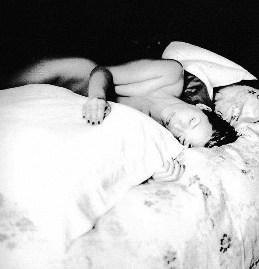 Спалил в постели. Постель. Ретро в постели. Женщина в постели черно белое фото. Смеяться в постели фото.