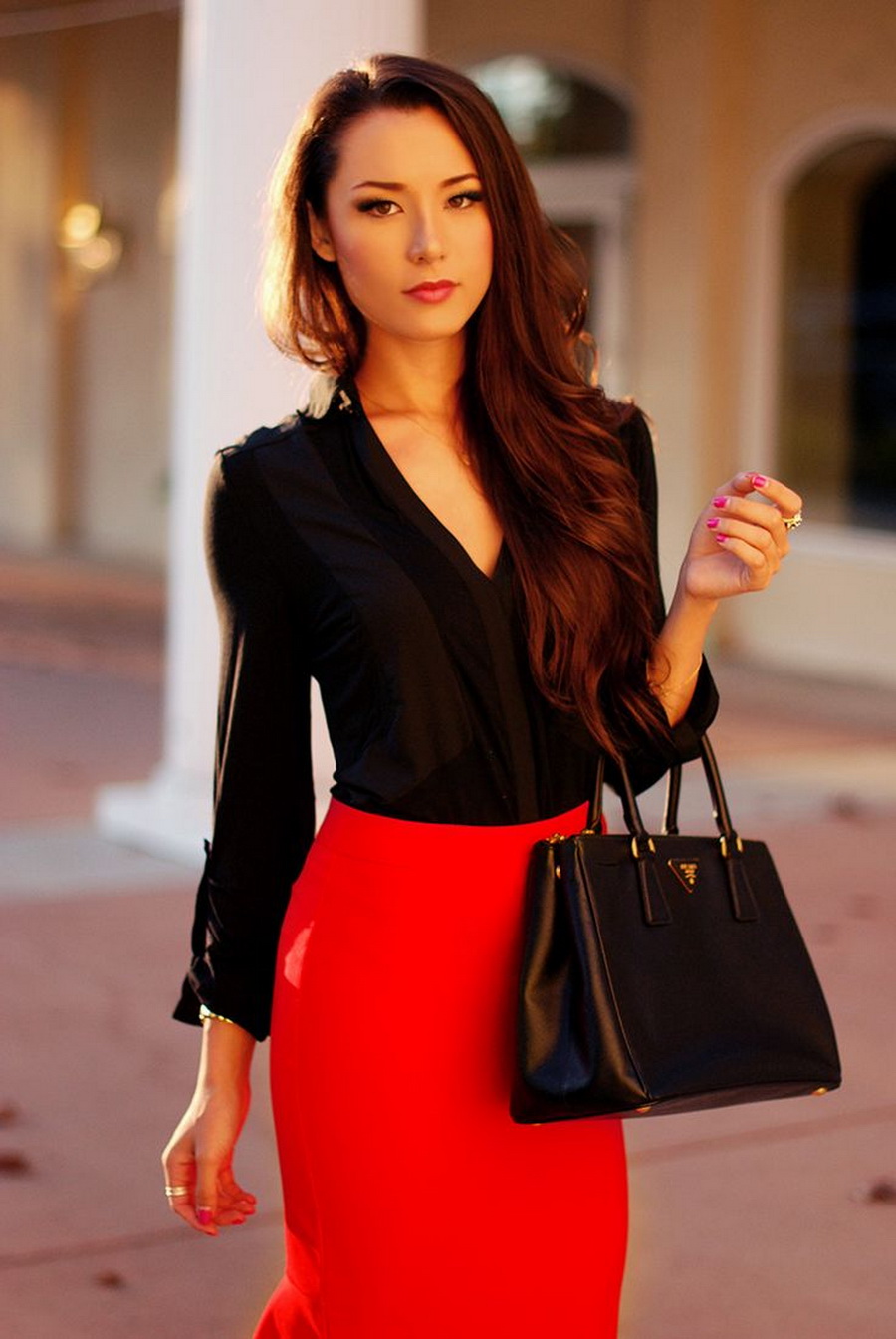 Черная кофта и черная юбка. Красная кофта и черная юбка. Образ с красной юбкой. Образ с красной юбкой карандаш. Красная юбка карандаш с черной блузкой.