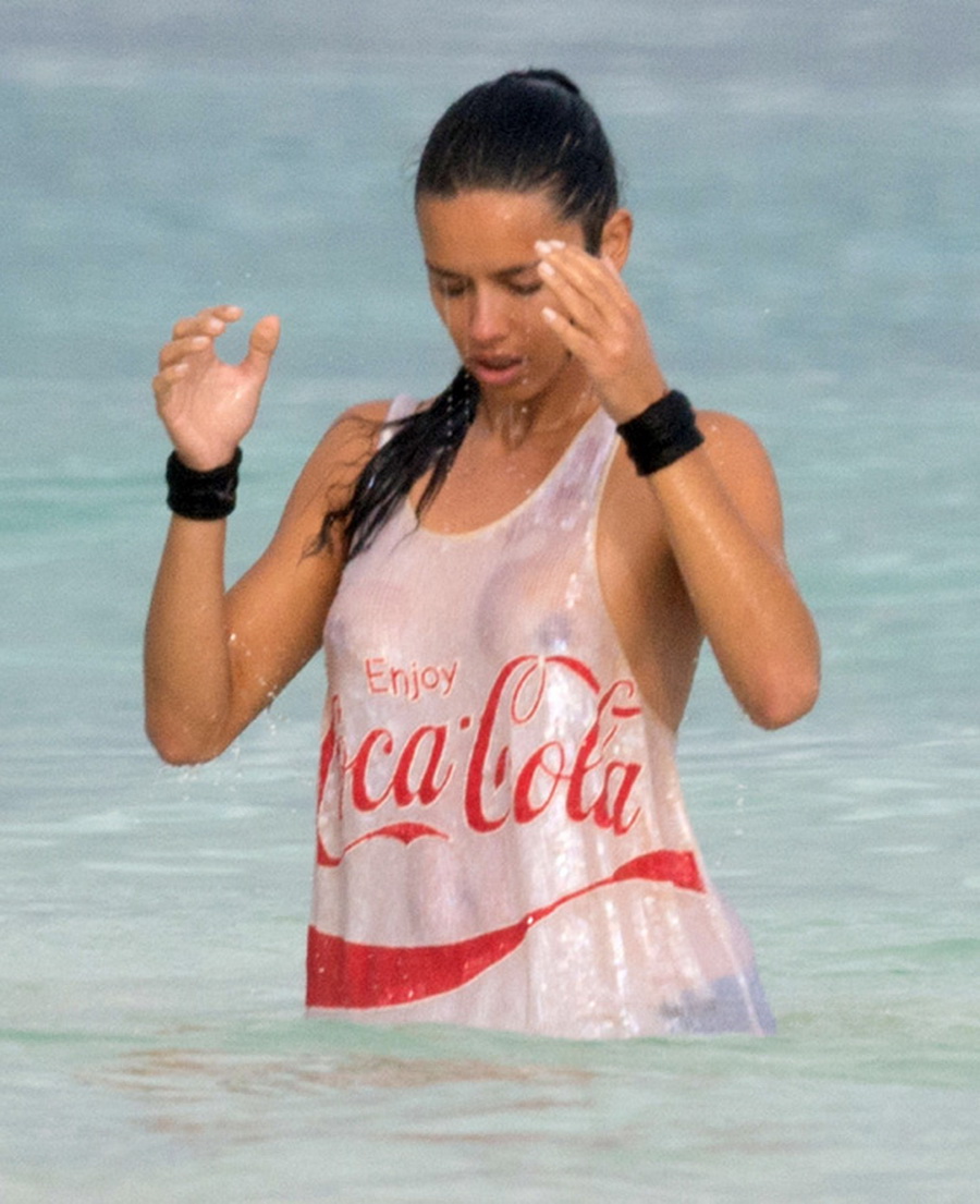 Адриана Лима во мокра маичка и без градник (фото) .