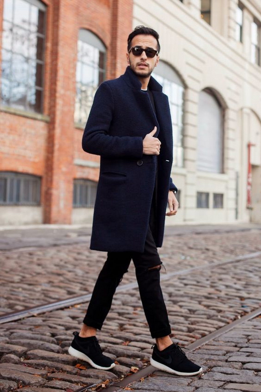 Кроссовки с пальто мужские. Мужское пальто с кроссовками. Кроссовки под пальто мужское. Черное пальто мужское.