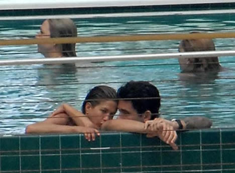 john-mayer-and-jennifer-aniston-pool-kiss-2