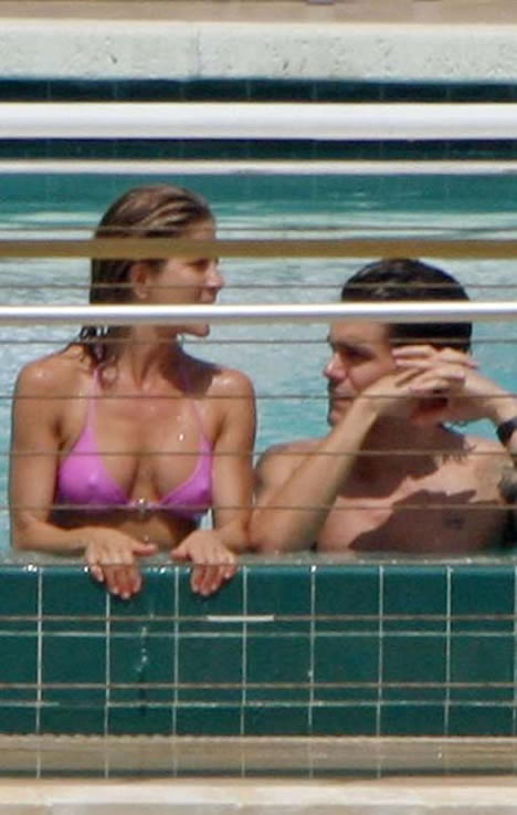 john-mayer-and-jennifer-aniston-pool-kiss-3