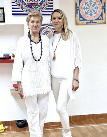 Инспиративни мајка и ќерка: Катерина (47) е јога инструкторка, а Цветанка (75) пензиониран ортодонт - чита, плете, шие, медитира